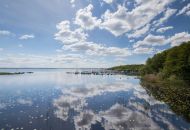 
                                  Wolken spiegeln sich im Wasser des Steinhuder Meers