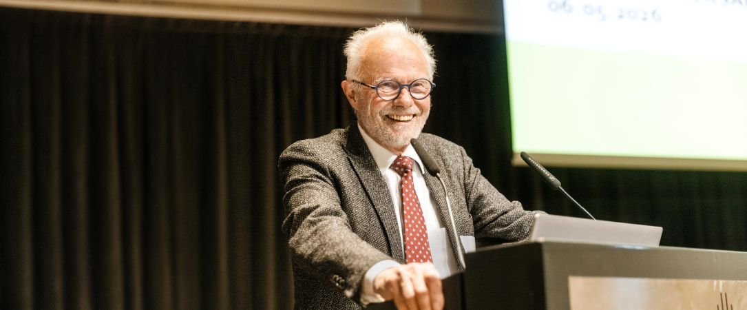 
                  Walter Richter steht am Rednerpult